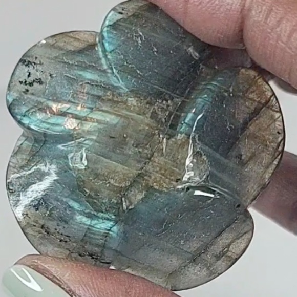 Labradorite Rose Carving | Intuition • Transformation • Mystical Protection - Picture 9 of 9